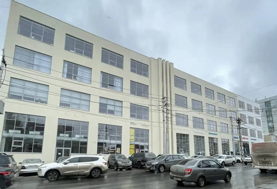 Наледь рухнула на молодую саратовчанку с крыши здания на Кутякова Наледь рухнула на молодую саратовчанку с крыши здания на Кутякова